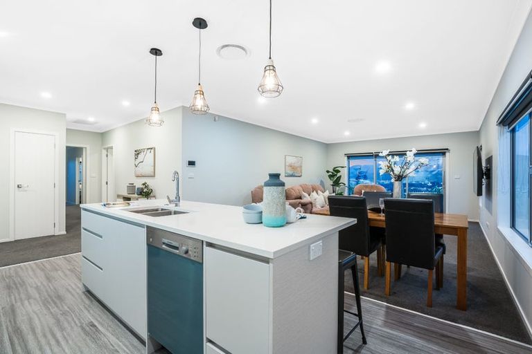 Photo of property in 21 Rotorua Grove, Aotea, Porirua, 5024