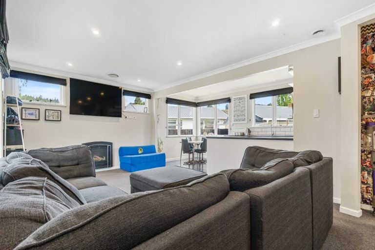 Photo of property in 4 Sequoia Place, Maoribank, Upper Hutt, 5018