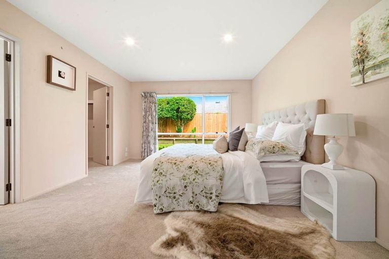 Photo of property in 22 Suncrest Drive, West Harbour, Auckland, 0618