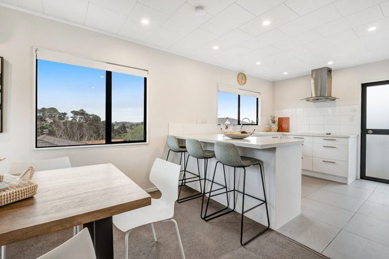 Photo of property in 2/15 Exeter Place, Unsworth Heights, Auckland, 0632