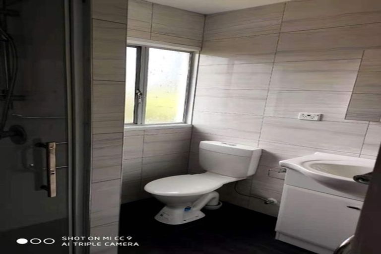 Photo of property in 2/15 Trojan Crescent, New Lynn, Auckland, 0600