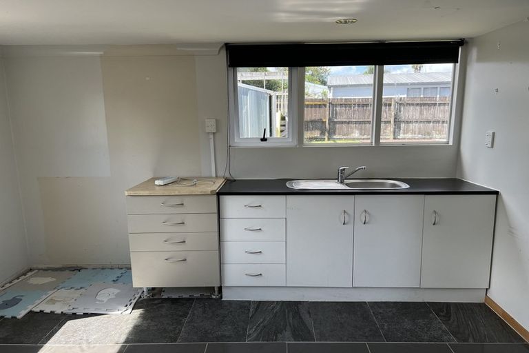 Photo of property in 41 Thornlow Street, Glendene, Auckland, 0602