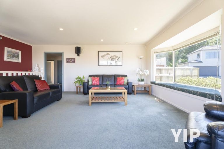Photo of property in 16 Domett Street, Newlands, Wellington, 6037