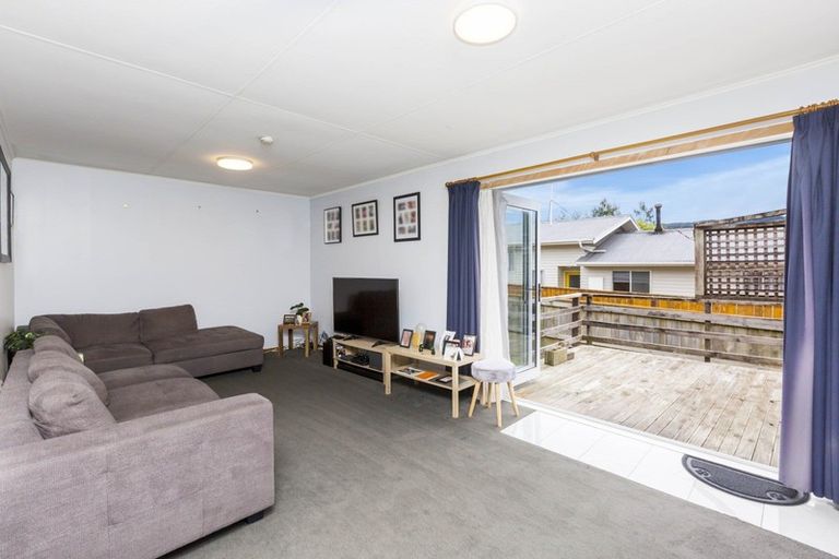Photo of property in 28 Vista Crescent, Maoribank, Upper Hutt, 5018