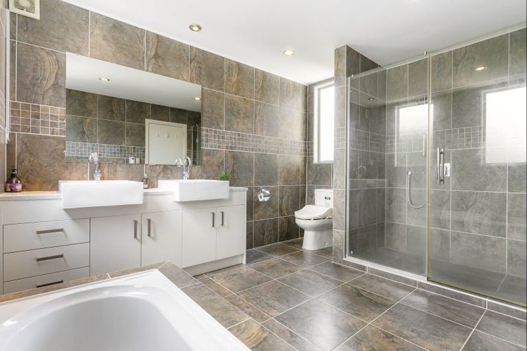 Photo of property in 43 Zara Court, Windsor Park, Auckland, 0632