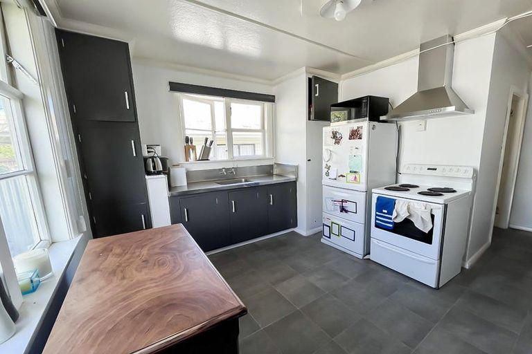 Photo of property in 660 Featherston Street, Roslyn, Palmerston North, 4414