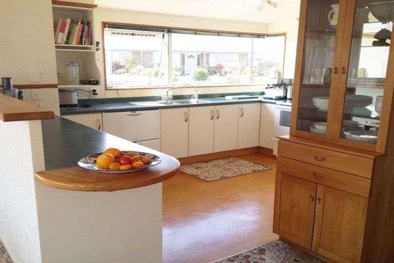 Photo of property in 4 Waiwera Place, Merrilands, New Plymouth, 4312