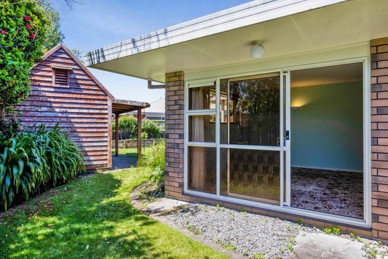 Photo of property in 4 Waiwera Place, Merrilands, New Plymouth, 4312
