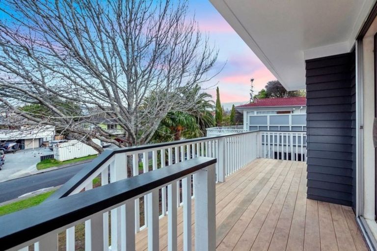 Photo of property in 17 Temuri Place, Glendene, Auckland, 0602