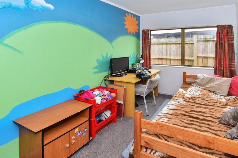 Photo of property in 8 Hadley Wood Drive, Wattle Downs, Auckland, 2103