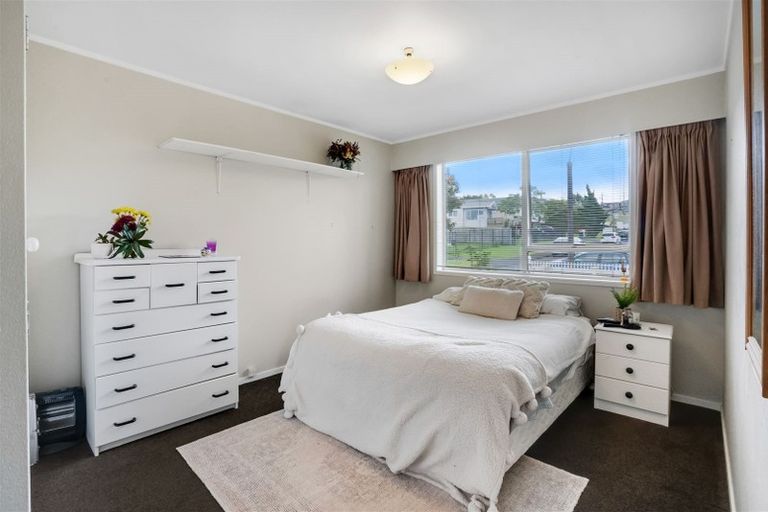 Photo of property in 9 Longbill Place, Glendene, Auckland, 0602