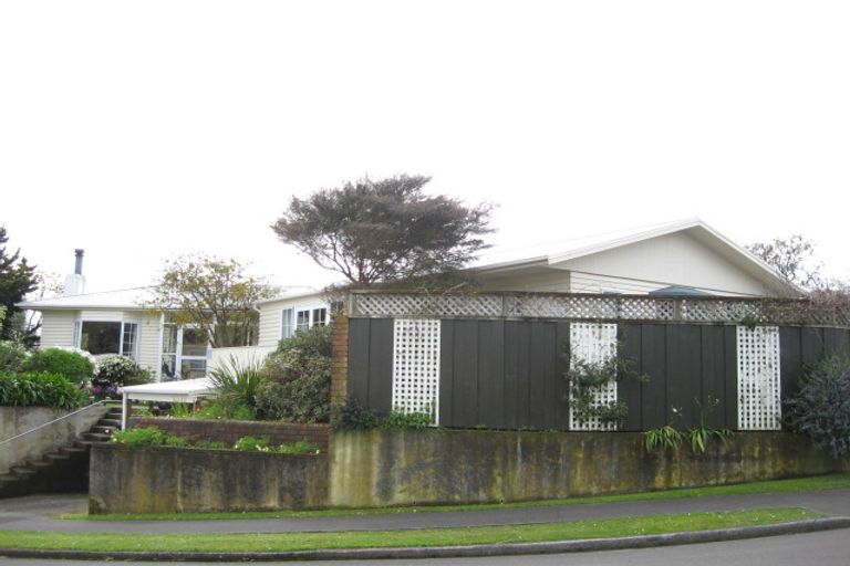 Photo of property in 1 Rarawa Place, Vogeltown, New Plymouth, 4310