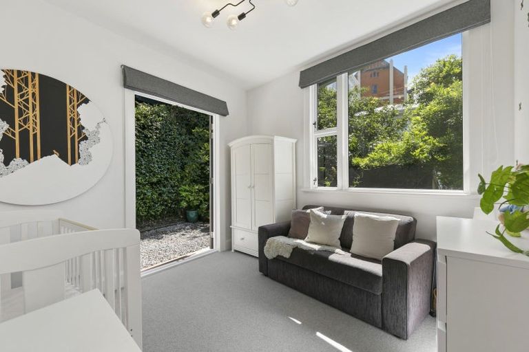 Photo of property in 10 Oriental Terrace, Mount Victoria, Wellington, 6011