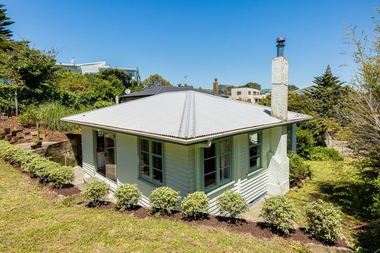 Photo of property in 15 Mana View Road, Paremata, Porirua, 5026