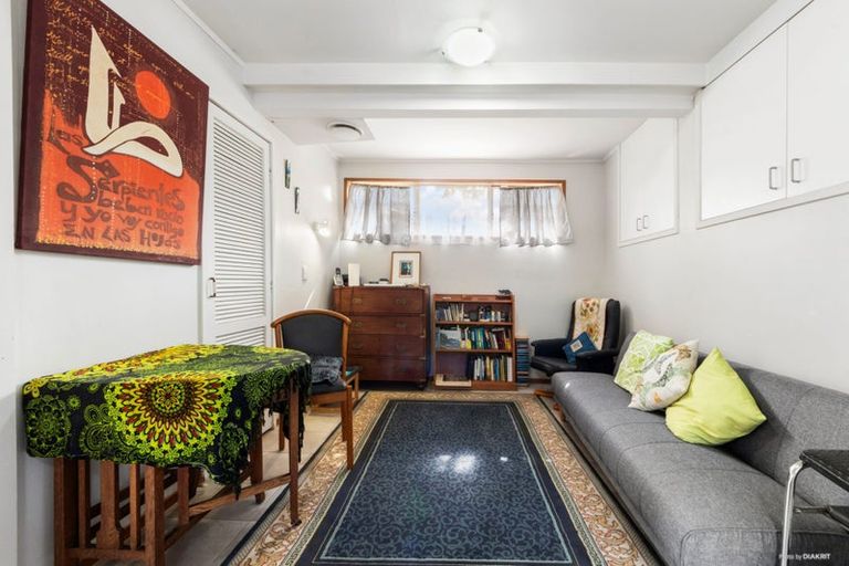 Photo of property in 6 Waari Avenue, Sunnyvale, Auckland, 0612