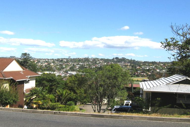 Photo of property in 1/4 Carlisle Road, Browns Bay, Auckland, 0630