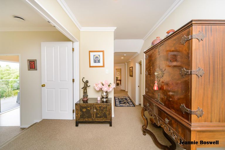 Photo of property in 22 Greenwood Place, Fitzherbert, Palmerston North, 4410