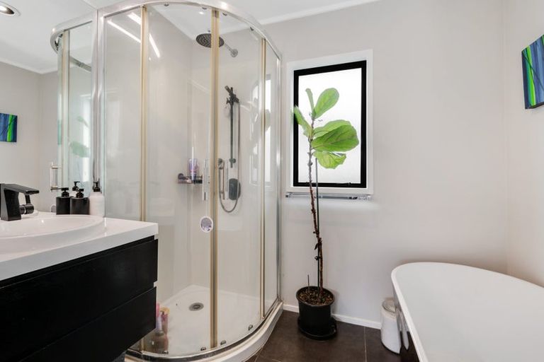 Photo of property in 5 Sevilla Place, Unsworth Heights, Auckland, 0632