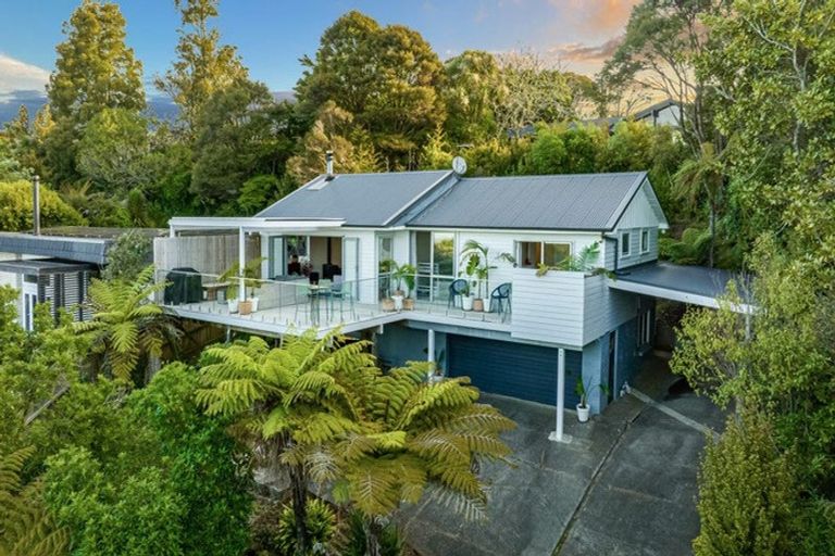 Photo of property in 20 Raroa Terrace, Waiatarua, Auckland, 0604