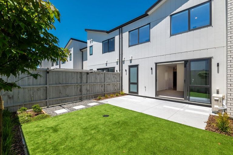 Photo of property in 12 George Cole Lane, Takanini, 2112