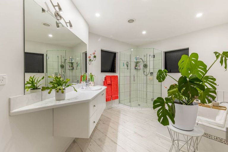 Photo of property in 36 Rhinevale Close, Henderson, Auckland, 0612