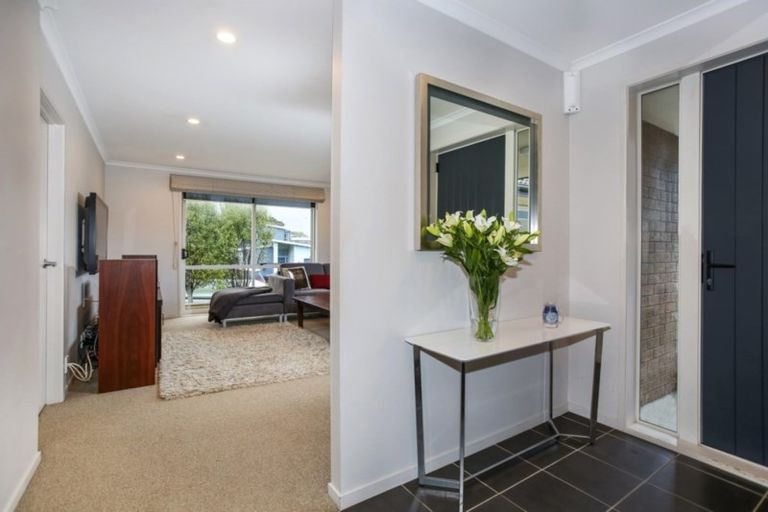 Photo of property in 2 Bob Craig Place, Pukekohe, 2120