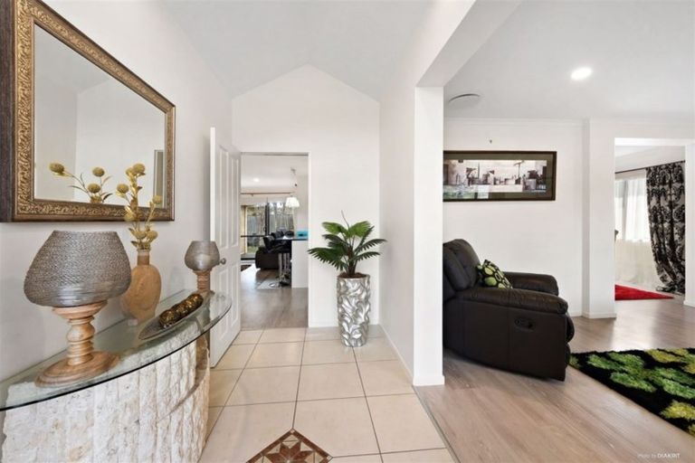 Photo of property in 62 Thornbury Crescent, East Tamaki Heights, Auckland, 2016