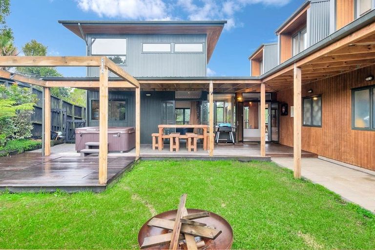 Photo of property in 172 Shaw Road, Oratia, Auckland, 0604