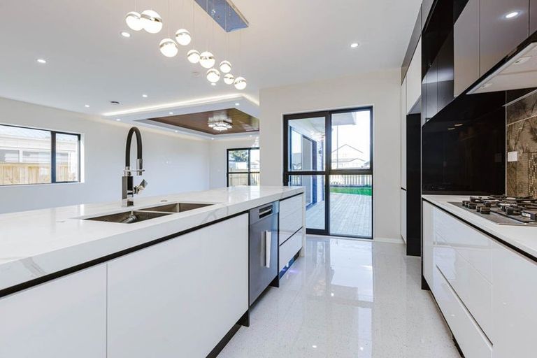 Photo of property in 1 Whata Street, Clarks Beach, 2122