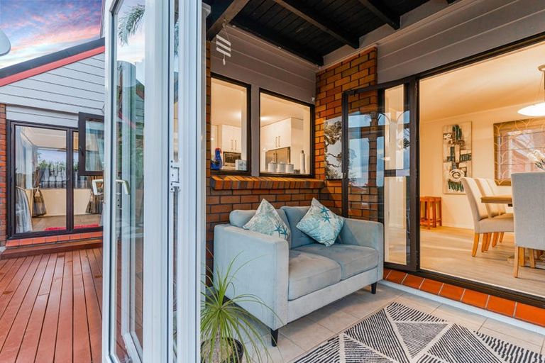 Photo of property in 1/22 Cherub Place, West Harbour, Auckland, 0618