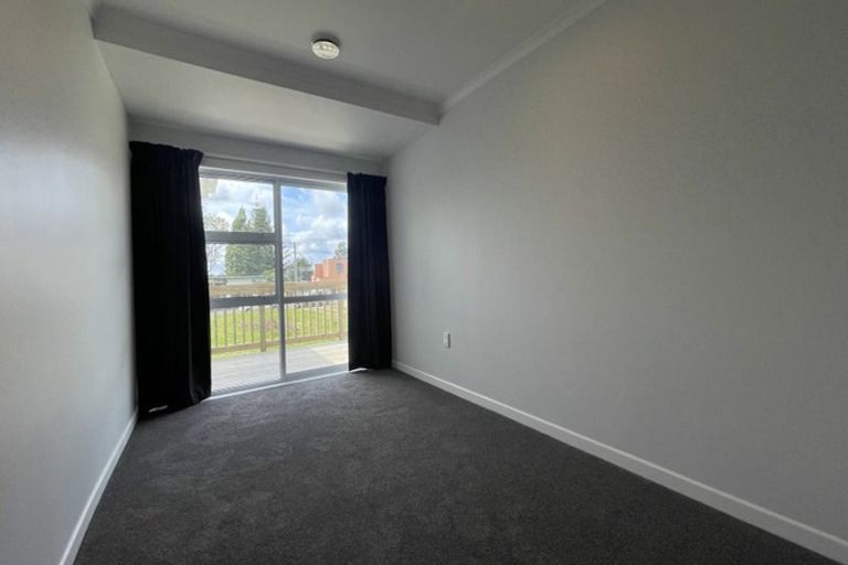 Photo of property in 4 Chapman Road, Te Atatu Peninsula, Auckland, 0610