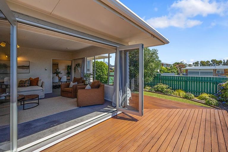 Photo of property in 43 Nevada Drive, Merrilands, New Plymouth, 4312