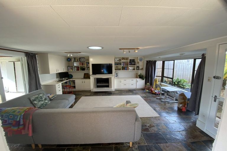 Photo of property in 9 Sealand Place, Mangere Bridge, Auckland, 2022