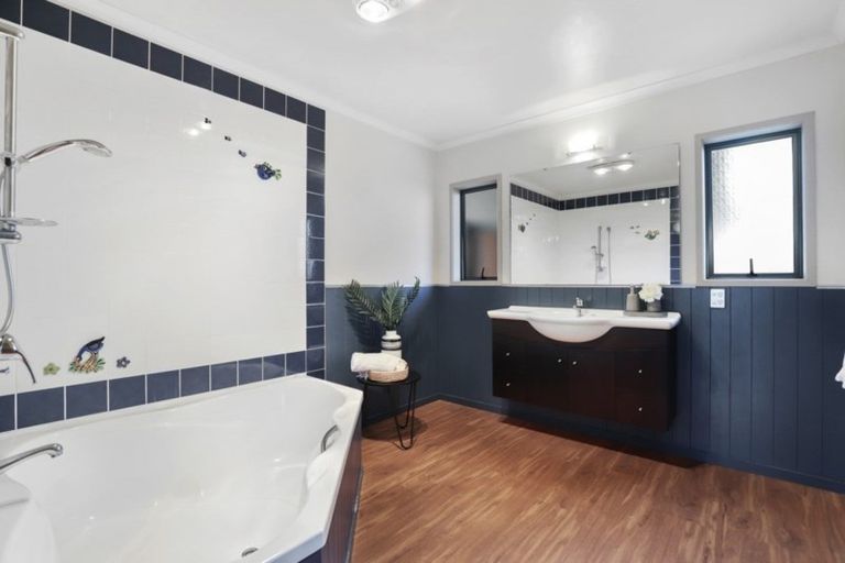 Photo of property in 15 Southworth Place, Grandview Heights, Hamilton, 3200