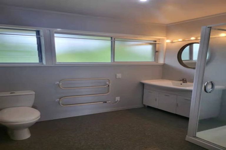 Photo of property in 832 East Coast Road, Oteha, Auckland, 0630