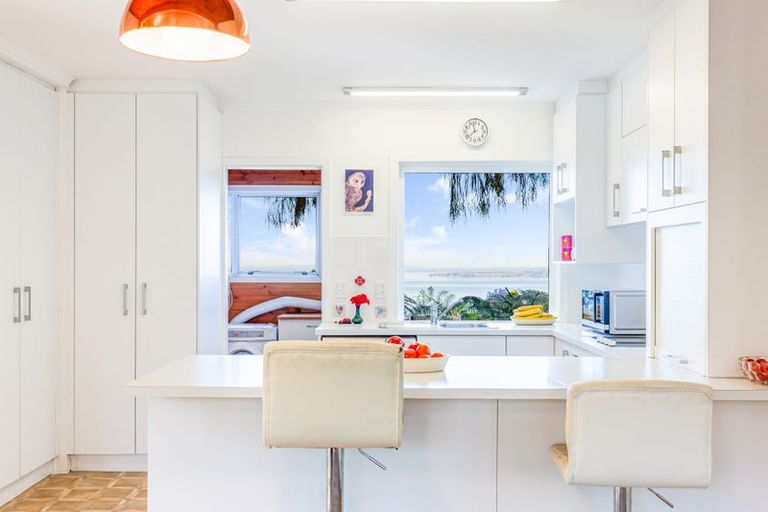 Photo of property in 98 Scenic Drive, Titirangi, Auckland, 0604