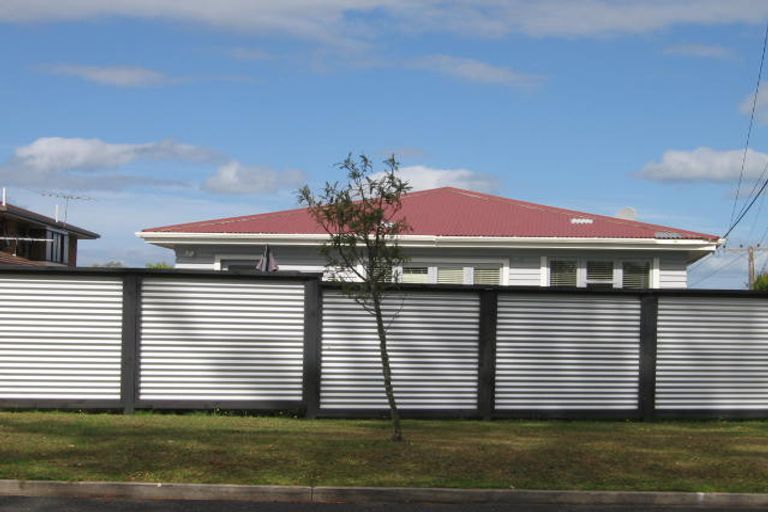 Photo of property in 2/60 Kowhai Road, Campbells Bay, Auckland, 0630