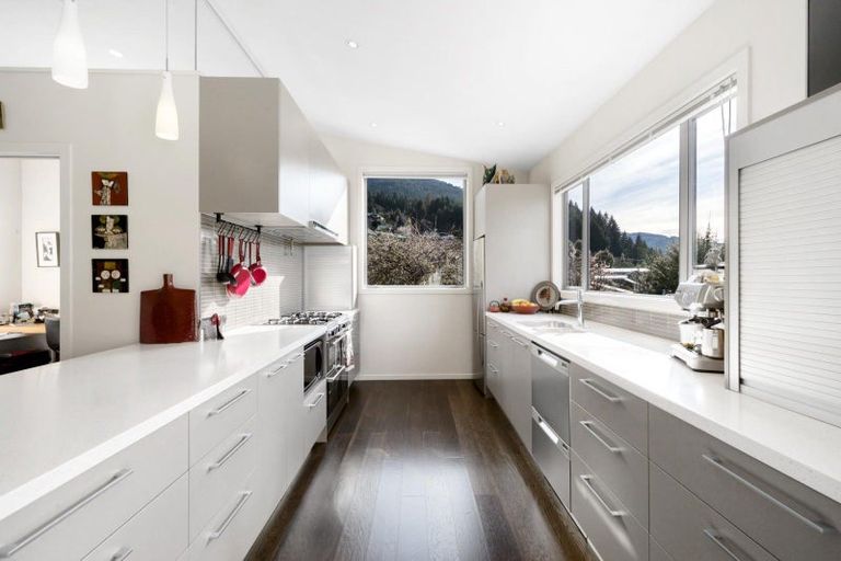 Photo of property in 9 Matakauri Place, Fernhill, Queenstown, 9300