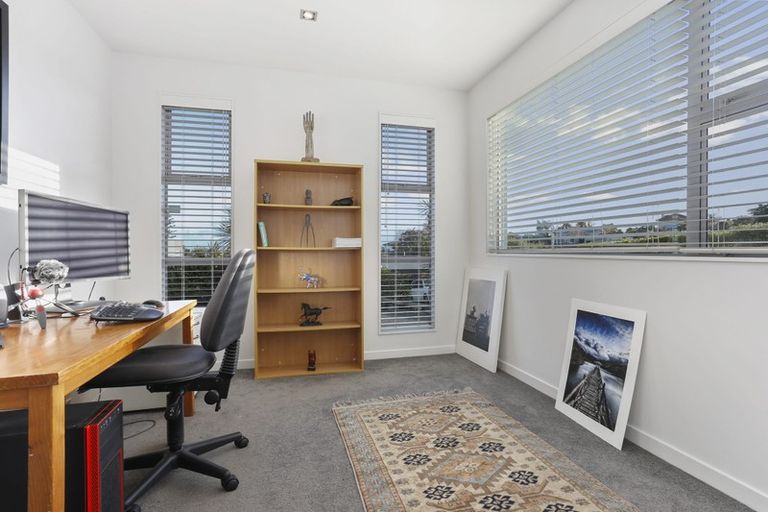 Photo of property in 32a Parr Terrace, Castor Bay, Auckland, 0620