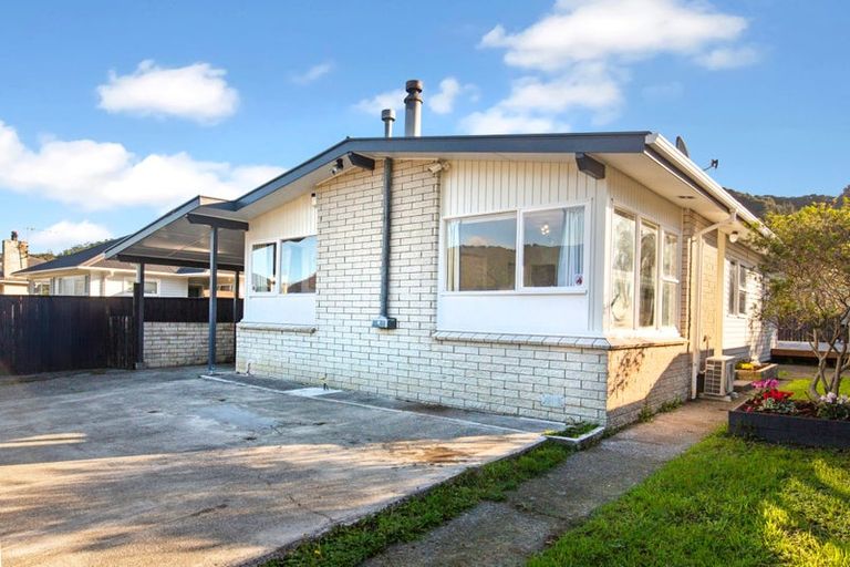 Photo of property in 253 Wellington Road, Wainuiomata, Lower Hutt, 5014