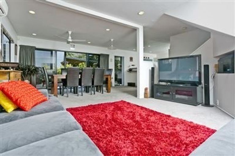 Photo of property in 2/182 Queen Street, Northcote Point, Auckland, 0627
