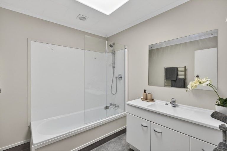 Photo of property in 5a Tahurangi Place, Spotswood, New Plymouth, 4310