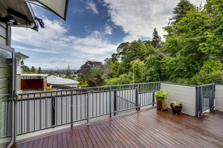 Photo of property in 49 Chaucer Road, Hospital Hill, Napier, 4110