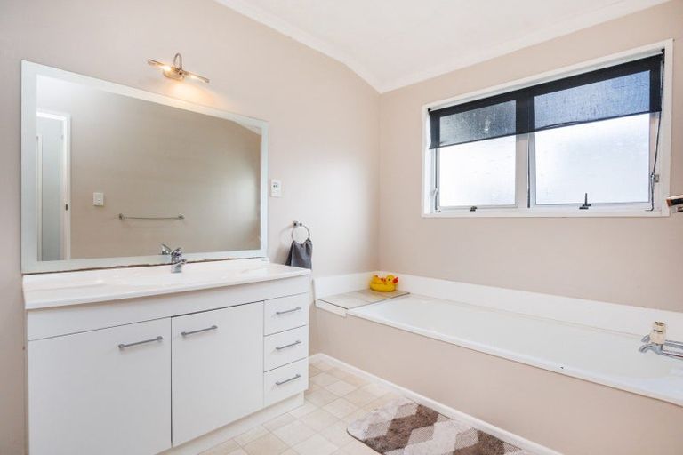 Photo of property in 32 John F Kennedy Drive, Milson, Palmerston North, 4414