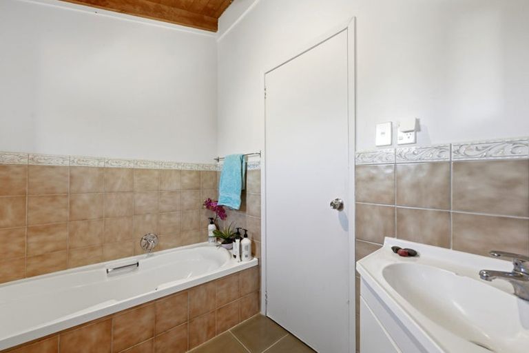 Photo of property in 125 Awaroa Road, Helensville, 0800