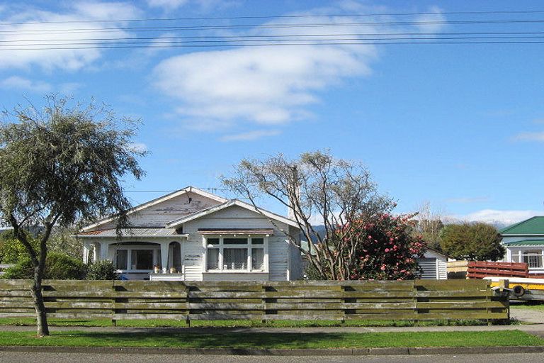 Photo of property in 42 Queenwood Road, Levin, 5510
