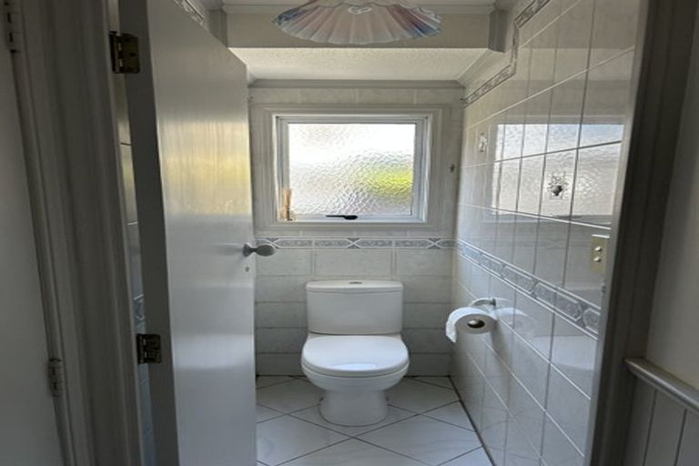 Photo of property in 17 Louise Place, Browns Bay, Auckland, 0630