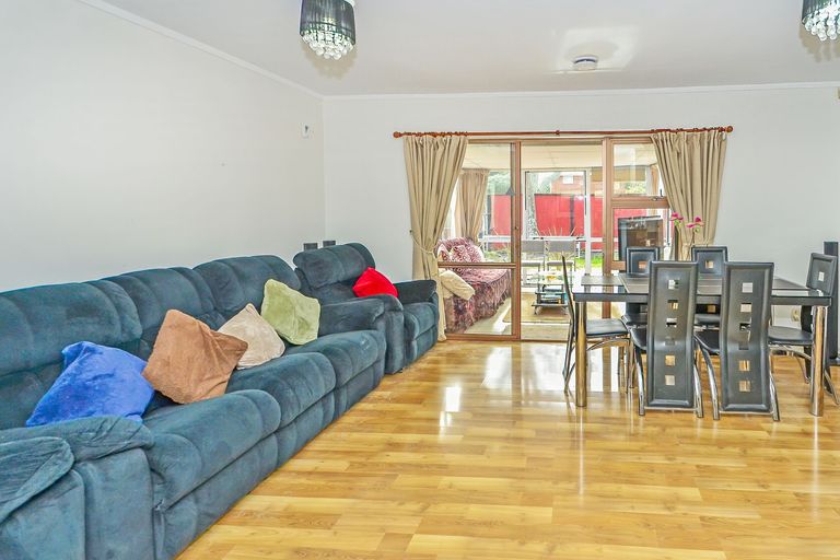 Photo of property in 1/158 Gossamer Drive, Pakuranga Heights, Auckland, 2010