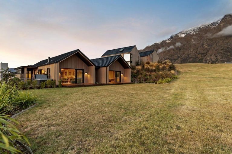Photo of property in 9 Arran Lane, Jacks Point, Queenstown, 9371