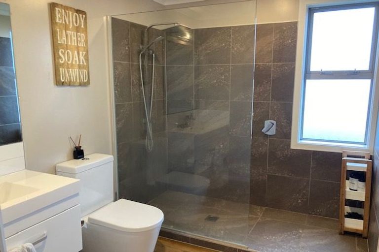 Photo of property in 6b Sunhaven Drive, Newlands, Wellington, 6037